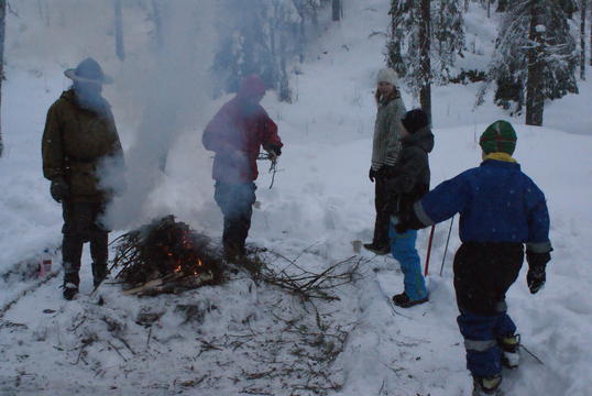 Etter flere påtenningsforsøk ble det bål Etter flere påtenningsforsøk ble det bål